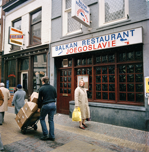 846345 Gezicht op de onderpui van het pand Mariastraat 8 (Balkan restaurant Joegoslavië) te Utrecht.
